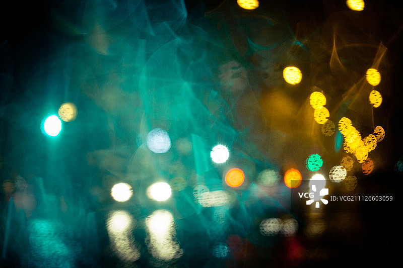 夜晚灯光在城市街道上划过图片素材