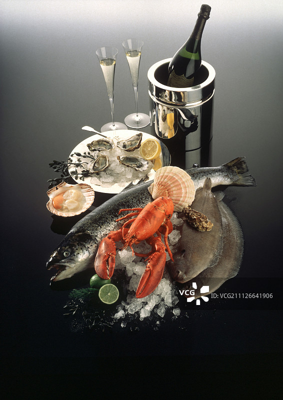 静物:生鱼、龙虾、扇贝、牡蛎、香槟图片素材