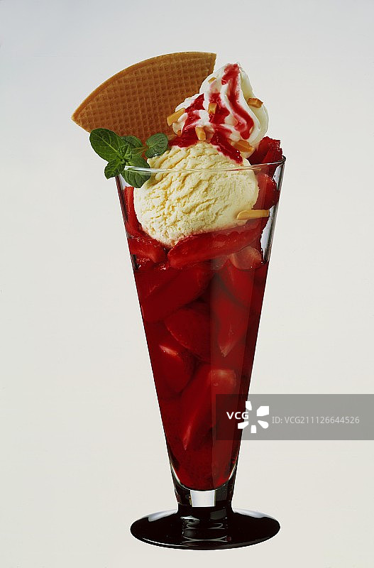 草莓冰淇淋圣代配香草冰淇淋，奶油及威化饼干图片素材
