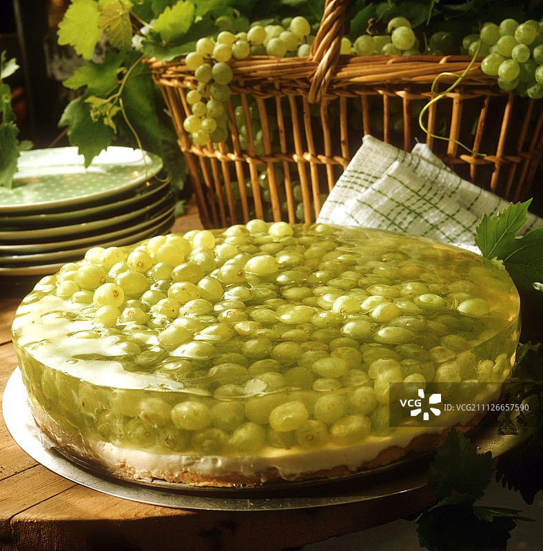 葡萄奶油蛋糕配白葡萄酒果冻图片素材