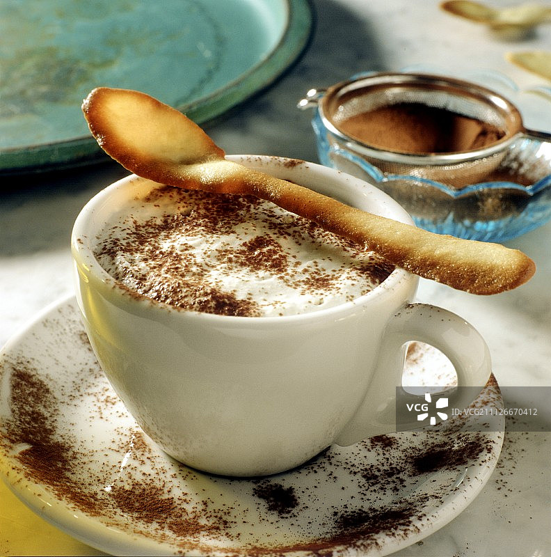 卡布奇诺冰淇淋在咖啡杯和饼干勺图片素材