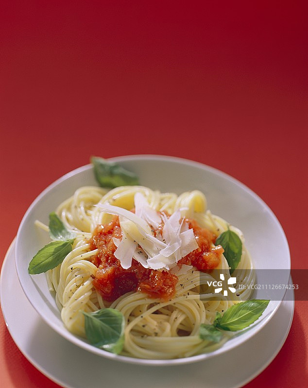 意大利面配番茄酱、罗勒和帕尔玛干酪屑图片素材