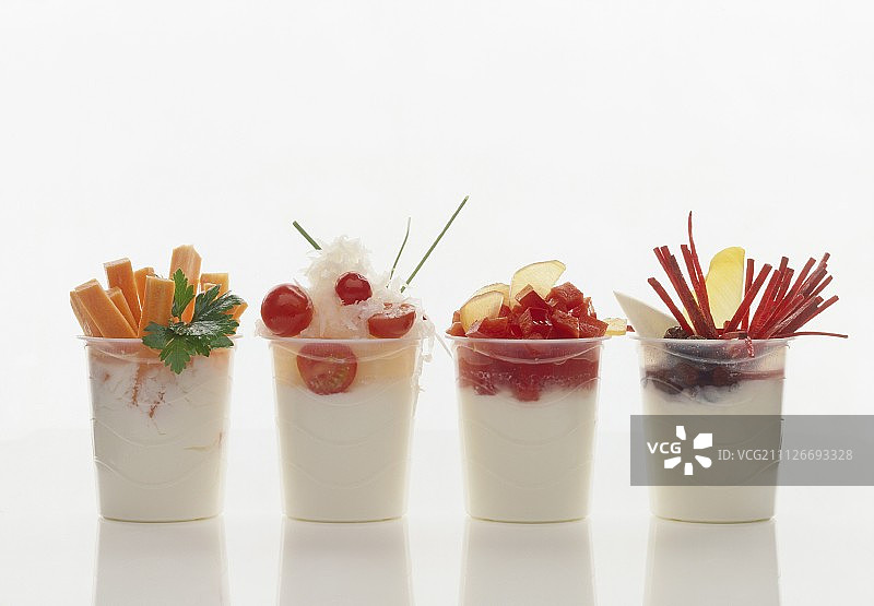 四个不同的酸奶罐和蔬菜图片素材