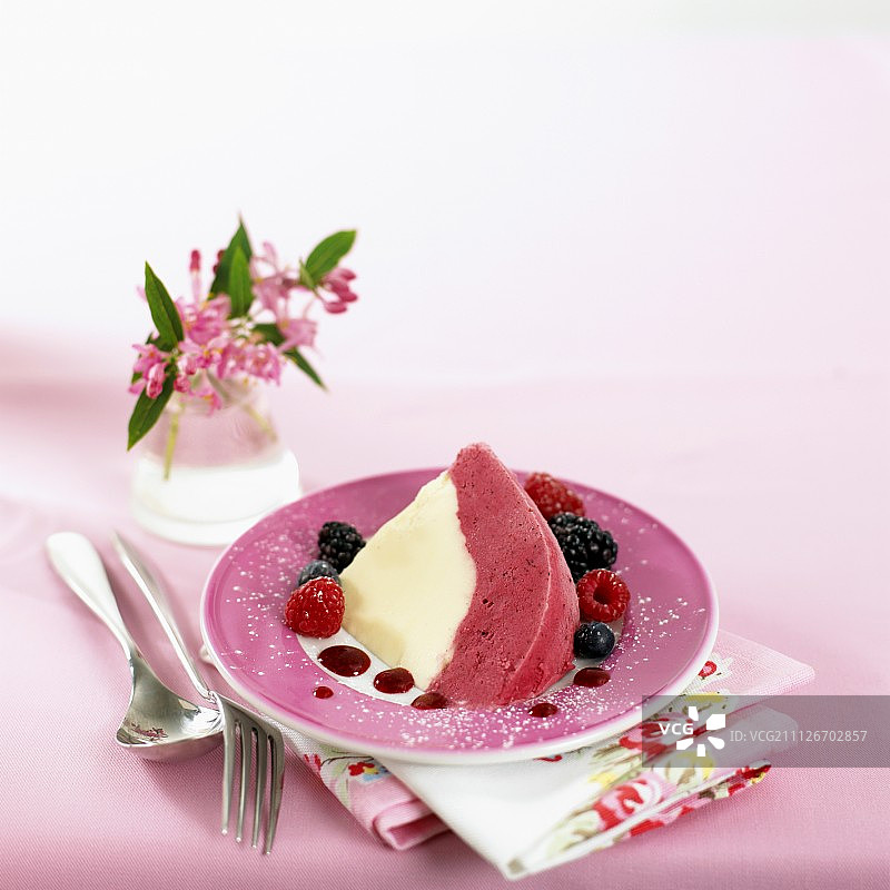 一块香草和浆果冰炸弹在一个盘子与浆果图片素材