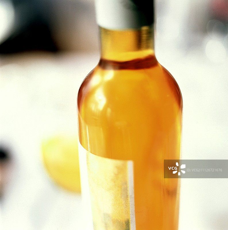 一瓶苏特恩白葡萄酒图片素材