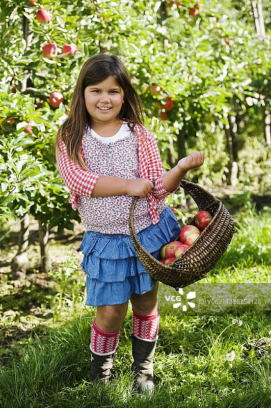 一个拿着苹果篮子的女孩图片素材