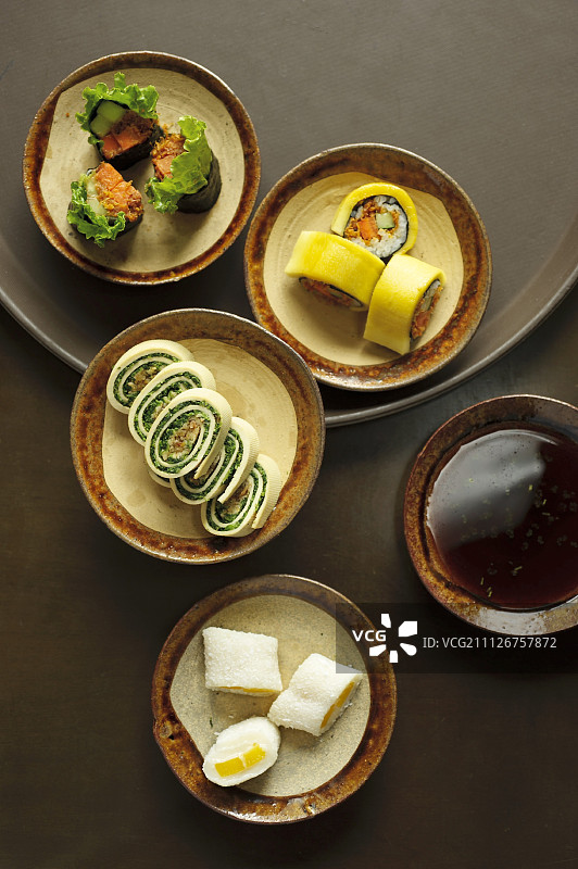 糯米芒果卷，海苔寿司，芒果寿司和豆腐皮寿司图片素材