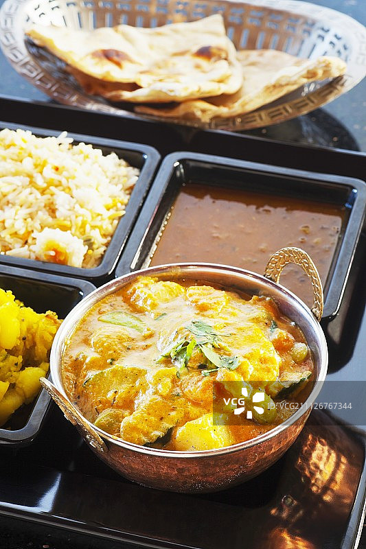 Navratan korma配咖喱土豆，米饭，扁豆和印度烤饼图片素材
