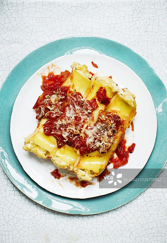 金枪鱼肉卷，意大利乳清干酪和番茄酱图片素材