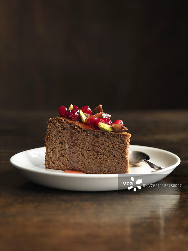 一块巧克力和栗子蛋糕配上蔓越莓图片素材
