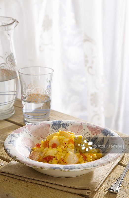 Arroz empedrado de bacalao(鳕鱼米饭和豆子，西班牙)图片素材
