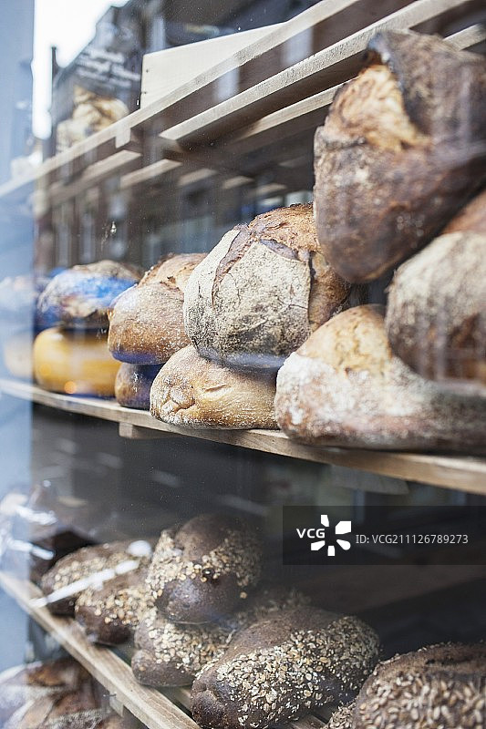 面包店橱窗里的各种面包(特写)图片素材