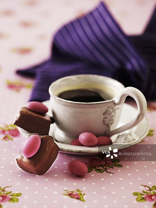 杏仁糖、巧克力杏仁和一杯咖啡图片素材