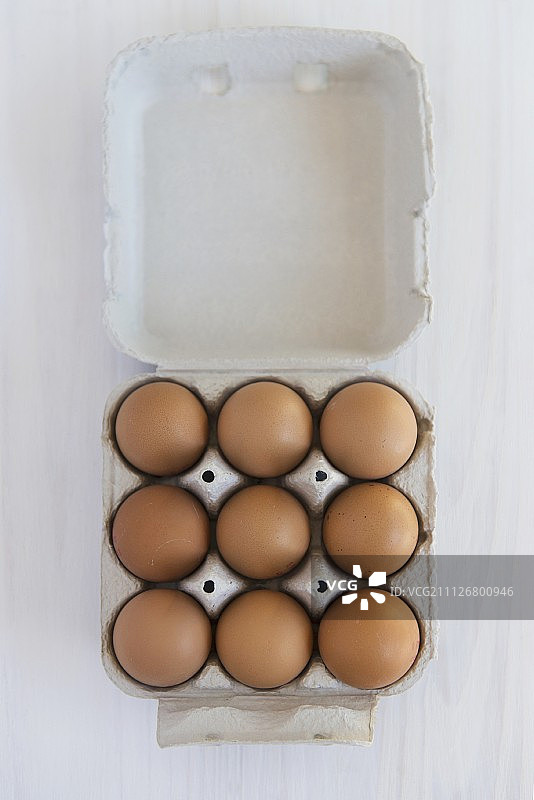 鸡蛋盒里的九个棕色鸡蛋(从上面看)图片素材