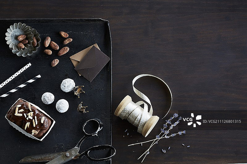 巧克力砂锅，松露果仁和可可豆图片素材