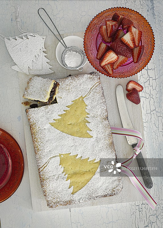 圣诞蛋糕，糖霜和草莓图片素材