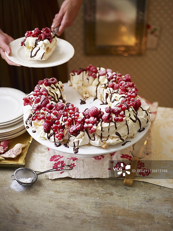 节日莓奶油蛋白甜饼图片素材