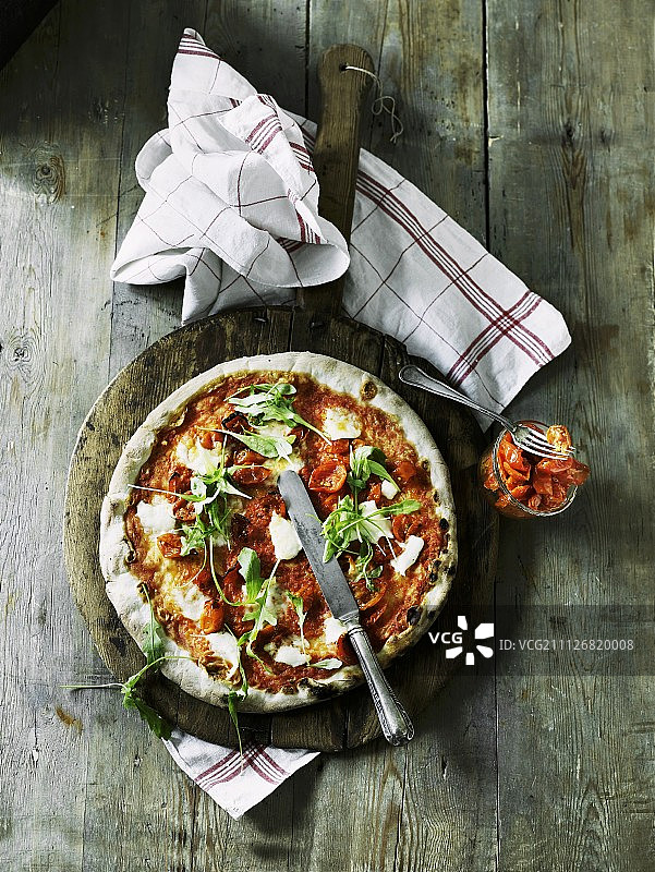 西红柿，马苏里拉奶酪和芝麻菜披萨图片素材