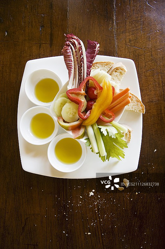 Pinzimonio di verdure(浸在橄榄油中的生蔬菜，意大利)图片素材