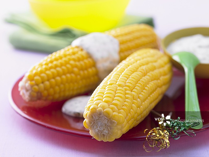 玉米棒和欧芹蛋黄酱图片素材