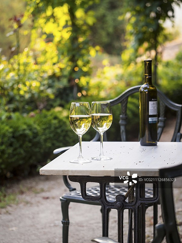 在西班牙加利西亚的一家酿酒厂的花园里，两杯Albarino白葡萄酒图片素材