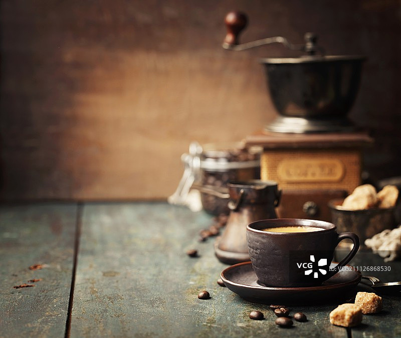咖啡成分(一杯咖啡，咖啡豆，糖和老式研磨机)图片素材