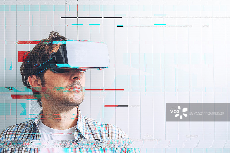 戴着VR眼镜探索虚拟现实内容的人图片素材