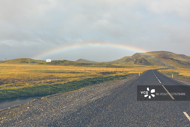 彩虹和无尽的冰岛公路图片素材