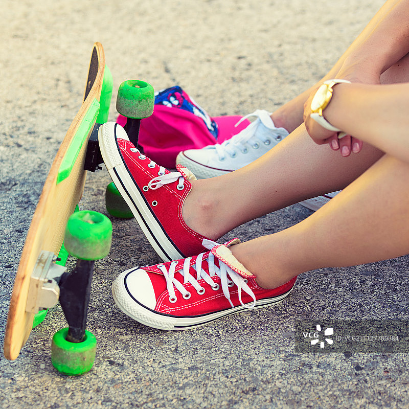 时髦的青少年朋友玩滑板，彩色的形象图片素材