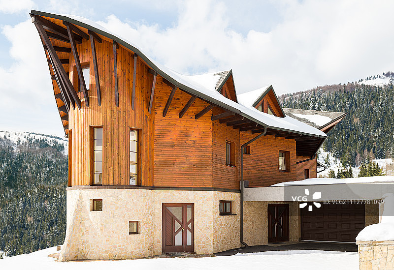 美丽的现代木屋覆盖在雪，滑雪胜地多诺瓦利，斯洛伐克图片素材