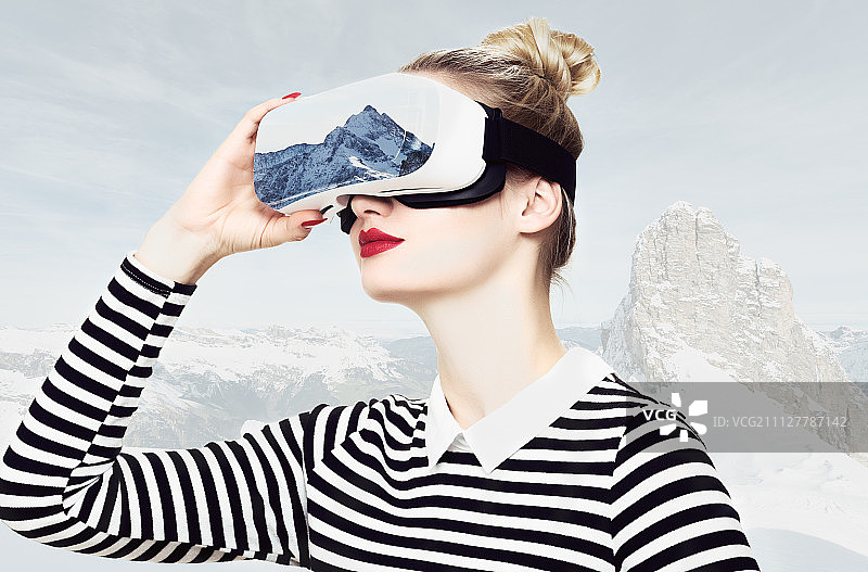 戴着虚拟现实眼镜的美女。VR耳机。虚拟现实旅行概念。图片素材