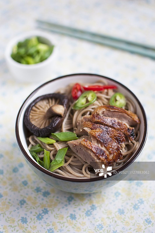 蔬菜和东方香料鸭面汤(亚洲食品)图片素材