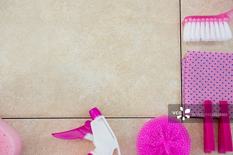 瓷砖地板上的粉红色清洁设备裁剪图像图片素材
