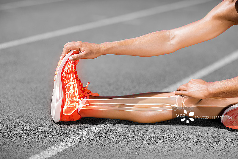在阳光明媚的日子里，女运动员在运动跑道上伸展身体图片素材