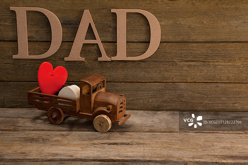 玩具卡车用红心贴在木板上图片素材