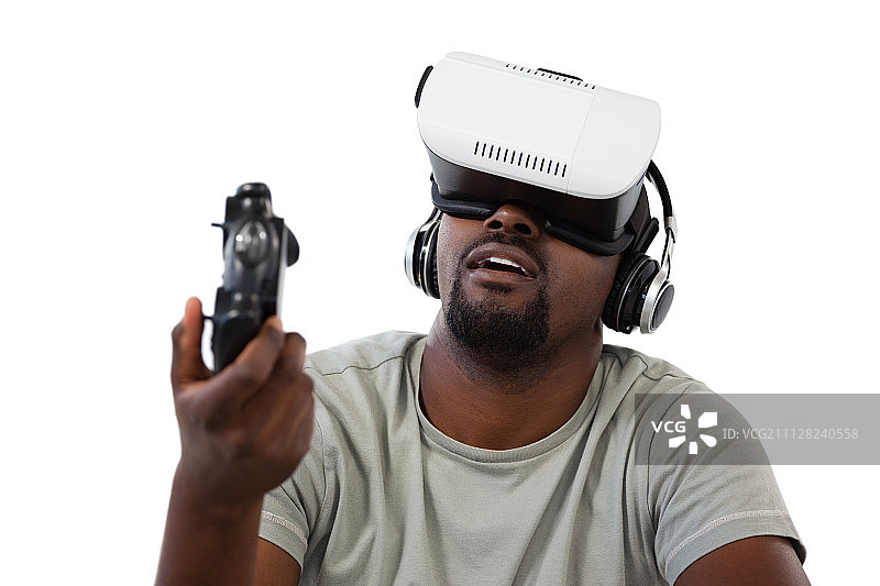 人使用虚拟现实头盔和玩视频游戏的白色背景图片素材