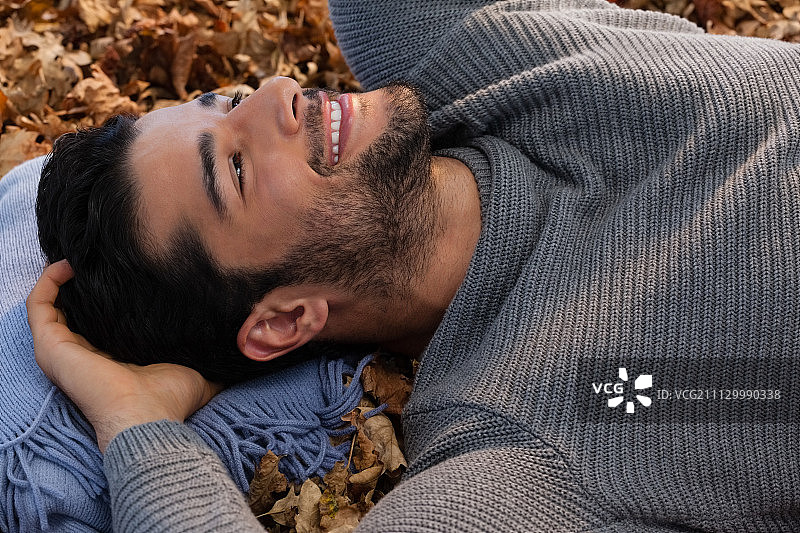 体贴人躺在秋叶上图片素材