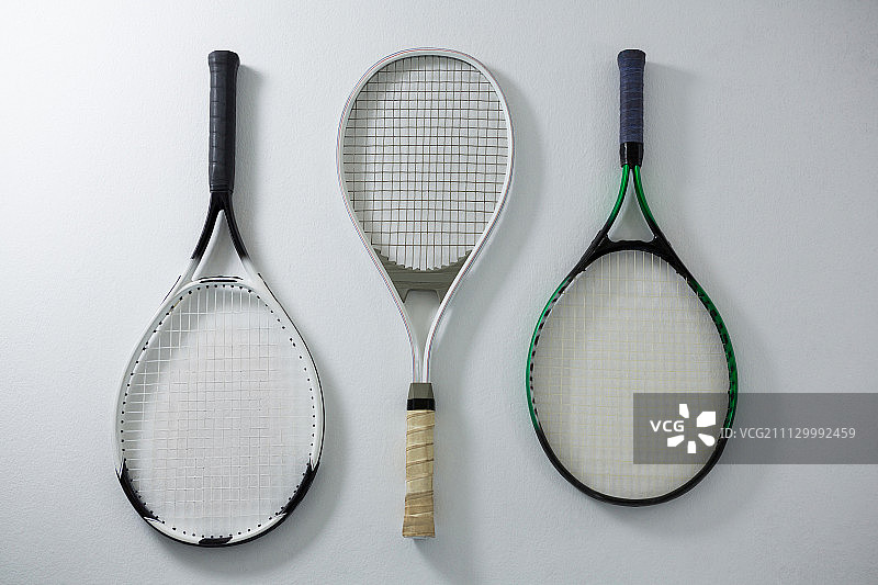 上图是白色背景上的金属网球拍图片素材