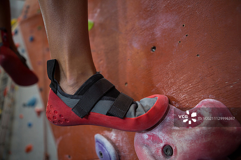 在健身房里练习攀岩的女性图片素材