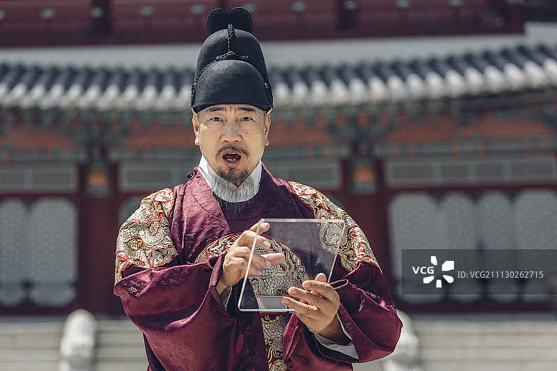 高级男子在韩国国王服装持有有机玻璃图片素材