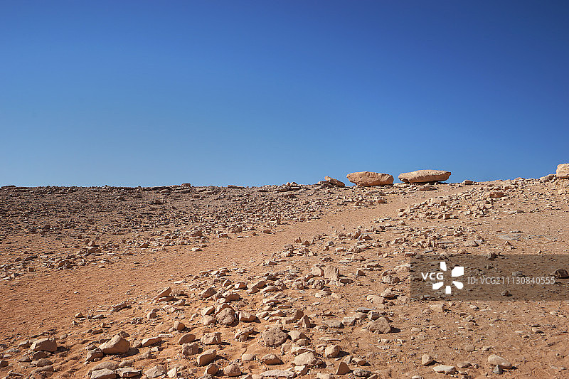 埃及撒哈拉沙漠的沙石公路图片素材