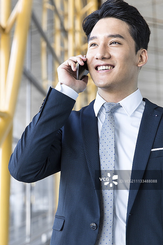年轻商务男士在机场打电话图片素材