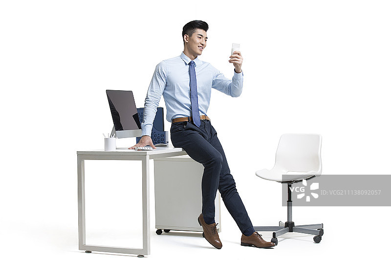 年轻商务男士在办公室喝牛奶图片素材