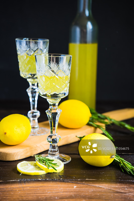 传统的意大利酒柠檬酒图片素材