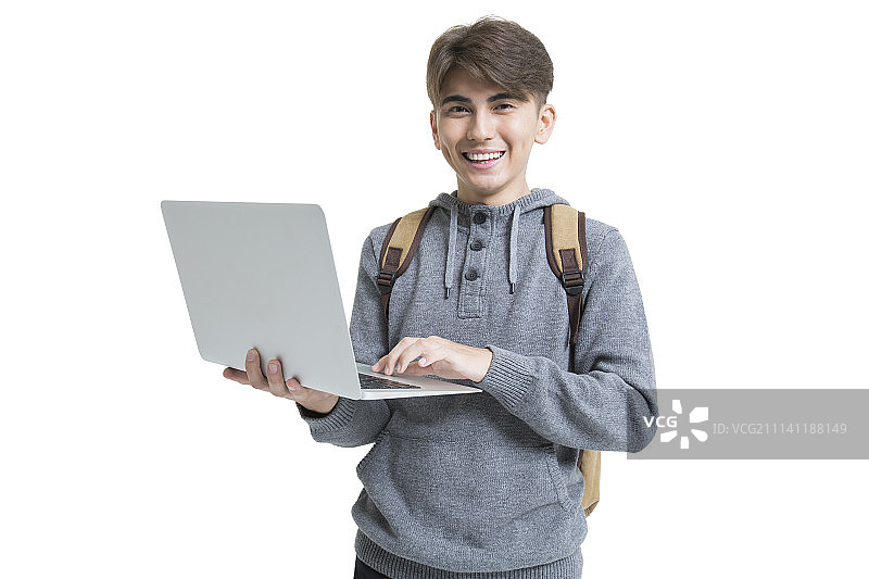 开心的男大学生使用笔记本电脑图片素材