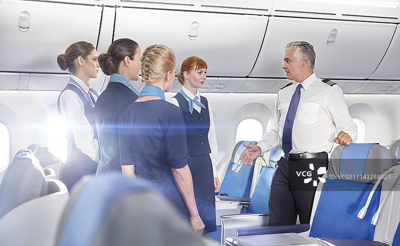 飞行员和空乘人员在飞机上交谈，准备起飞图片素材