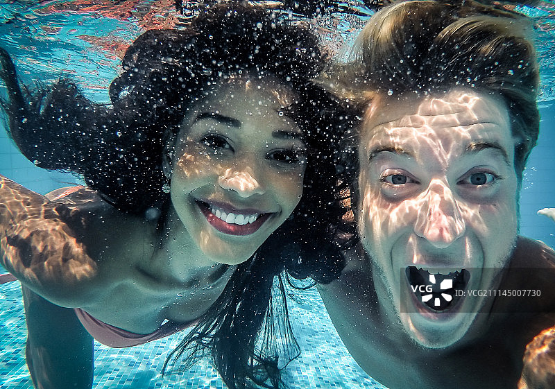 幸福的夫妇在水下图片素材