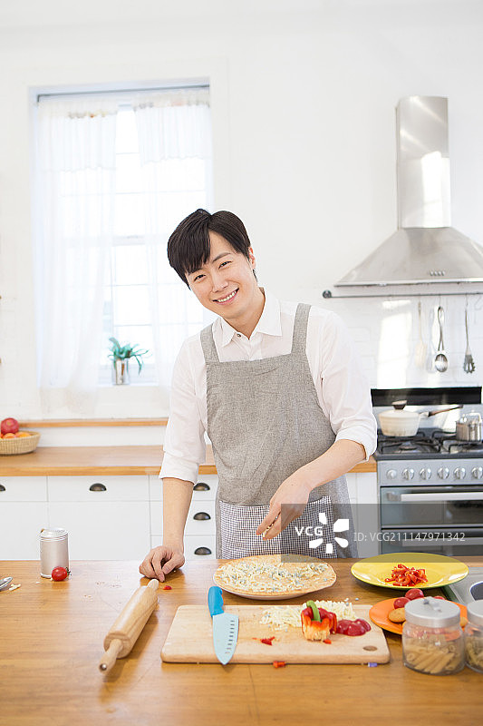 韩语，男，厨房(干)，做菜(熟)，做菜(准备)，微笑图片素材