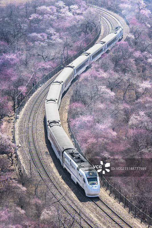 北京2018年开往春天的列车，S2线居庸关路段图片素材
