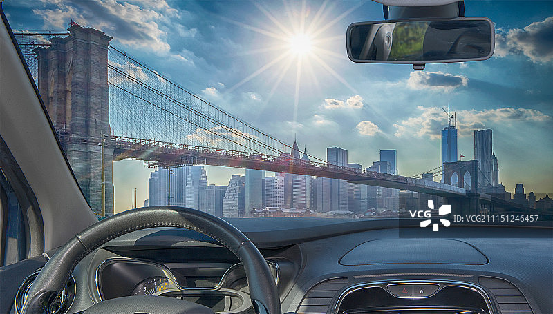 美国纽约布鲁克林大桥的汽车挡风玻璃图片素材